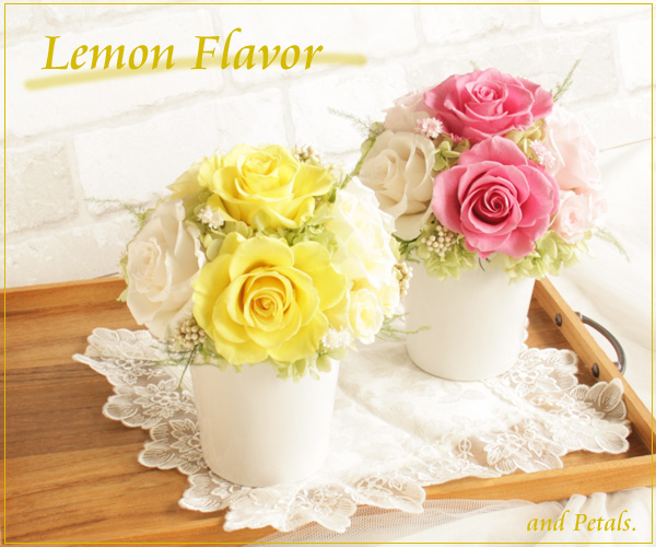 レモンイエローのバラが明るいプリザーブドフラワーのアレンジメント