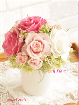 チェリーピンクのバラが華やかなプリザーブドフラワーのアレンジメント