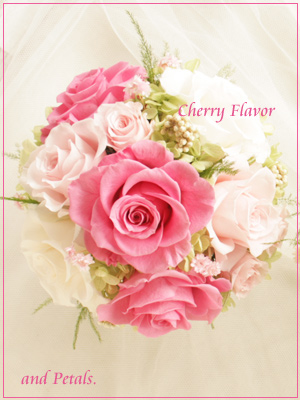 チェリーピンクのバラが華やかなプリザーブドフラワーのアレンジメント