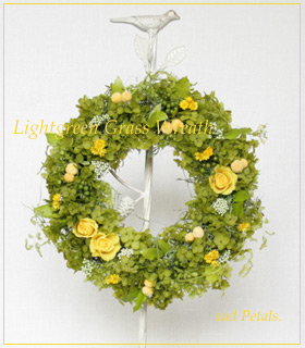 アナベルとイエローの小花のリース プリザーブドフラワーのオンラインショップand Petals