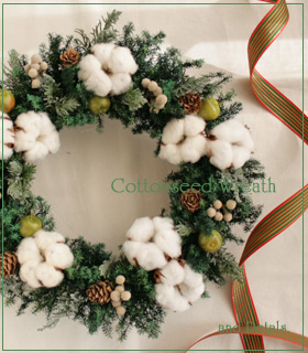 コットン（綿の実）と針葉樹を使ったナチュラルなプリザーブドフラワーのクリスマスリース