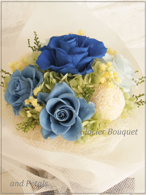 プリザーブドフラワーならではの青いバラを使ったブルーの花束