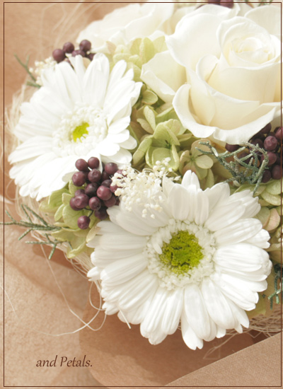 プリザーブドフラワーのガーベラとバラのシックなオフホワイトの花束
