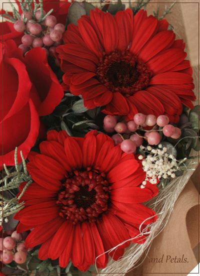 ガーベラとバラの真っ赤な花束
